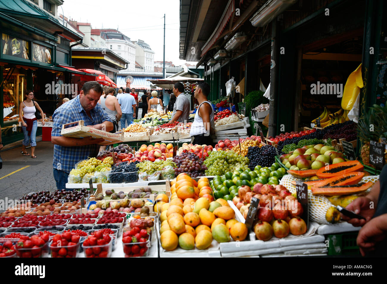 Agosto 2007 - Frutta e verdura in stallo il Naschmarkt Vienna Austria Foto Stock