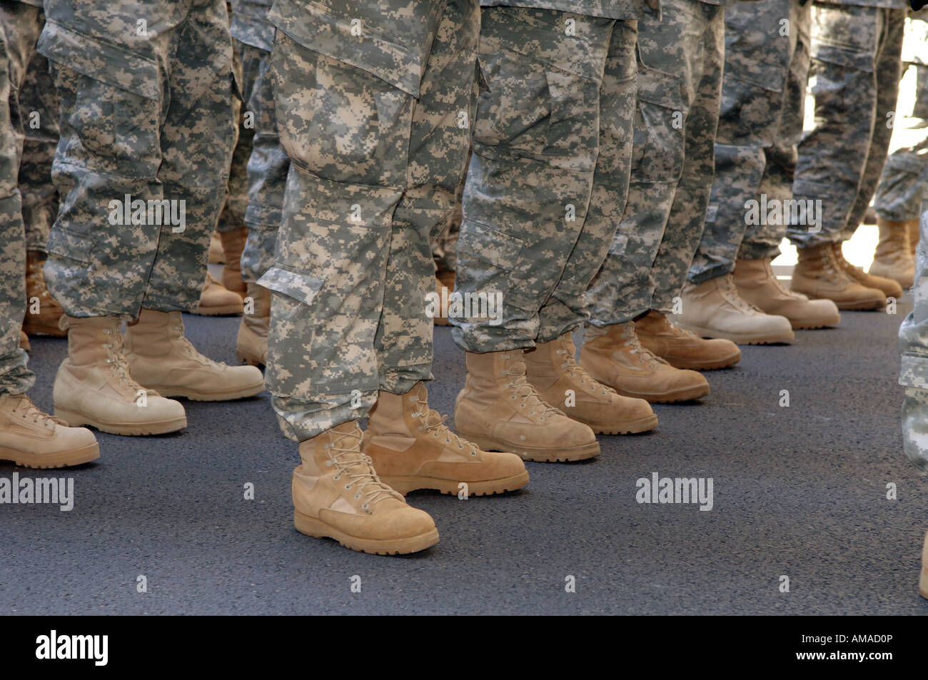 US Army riservisti attendere a marzo in veterani parata del giorno in NYC Foto Stock