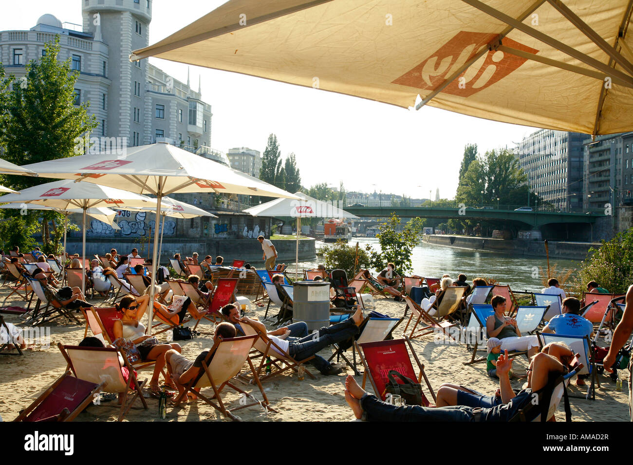 Agosto 2008 - Persone presso il beach bar Herrmann dal Danubio riverside Vienna Austria Foto Stock