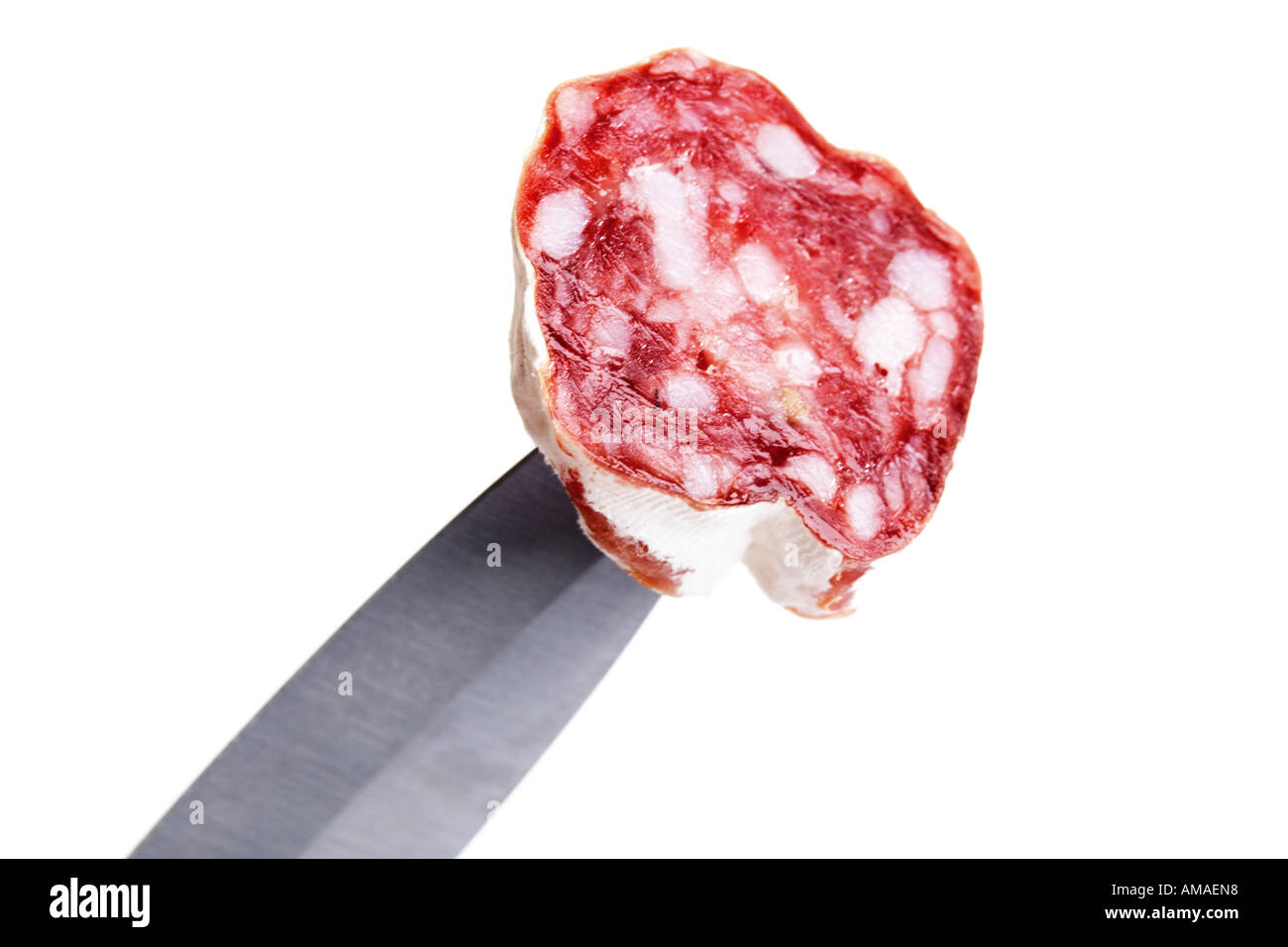 Fetta di salame con un coltello, close-up Foto Stock