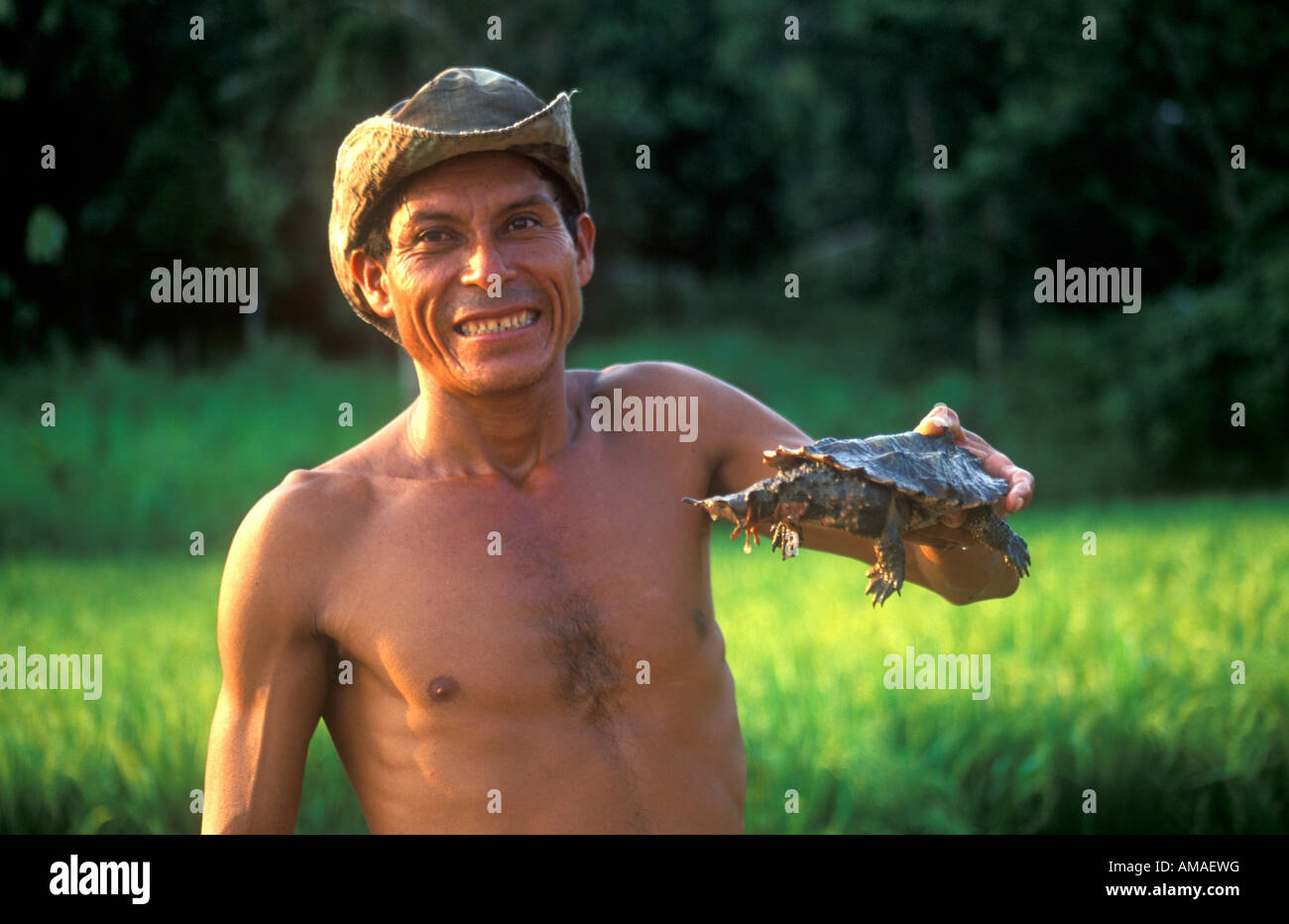 Il cosiddetto Boa l uomo è la presentazione di una tartaruga. Egli possiede un piccolo zoo privato presso il fiume del Amazon vicino a Iquitos in Perù. Foto Stock