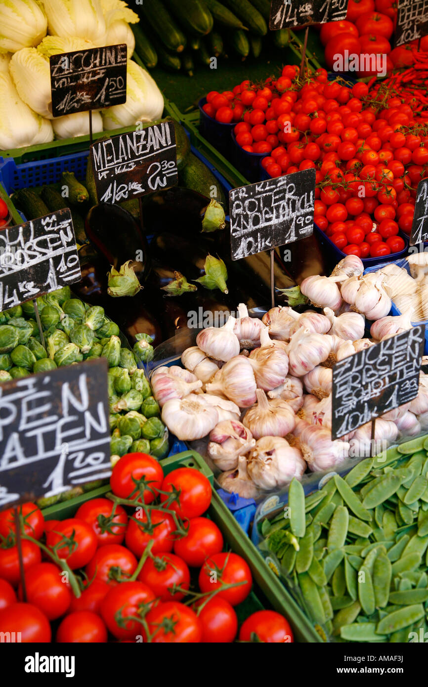 Agosto 2008 - Frutta e verdura in stallo il Naschmarkt Vienna Austria Foto Stock