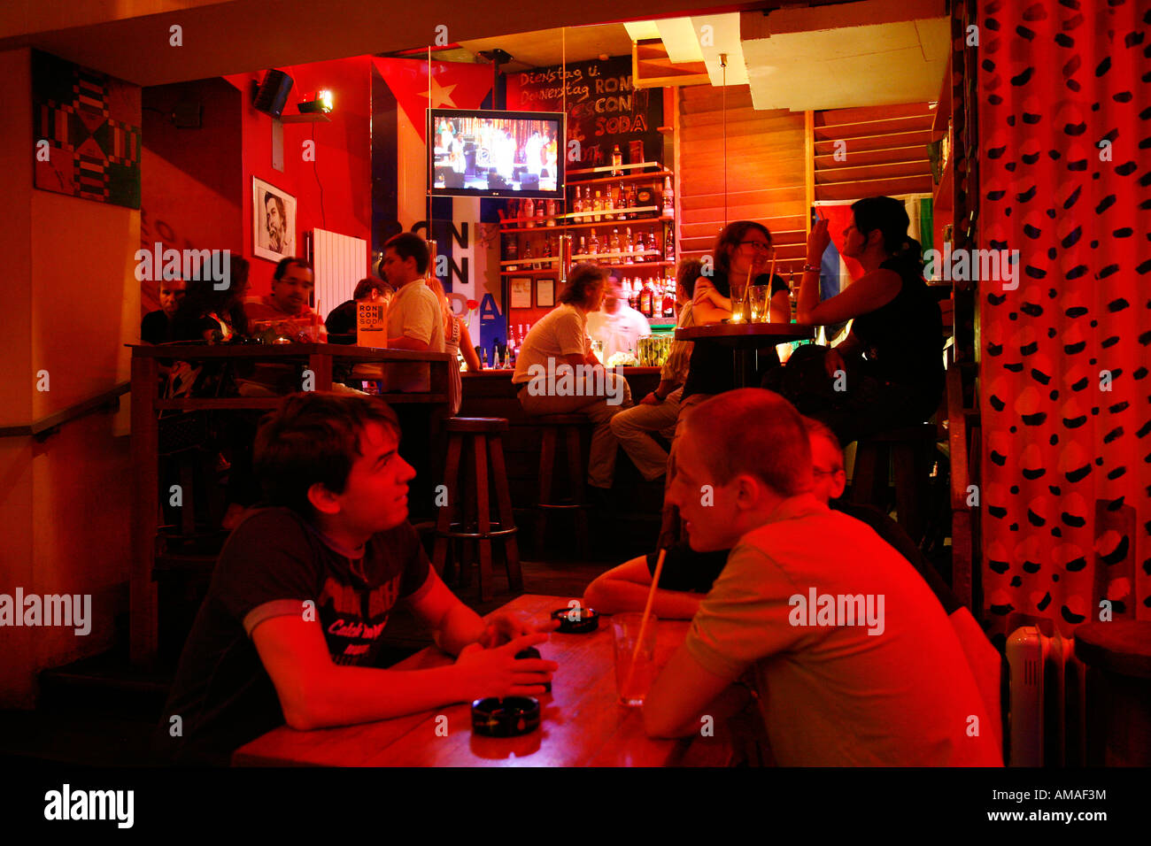 Agosto 2008 - Ron con soda bar nella zona conosciuta come il Triangolo delle Bermuda con molti locali notturni bar e ristoranti a Vienna Austria Foto Stock