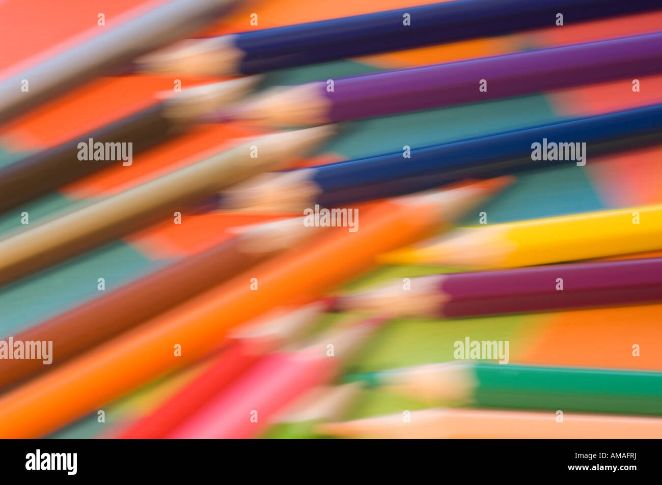 Brillantemente matite colorate shot con un astratto concetto di movimento Foto Stock