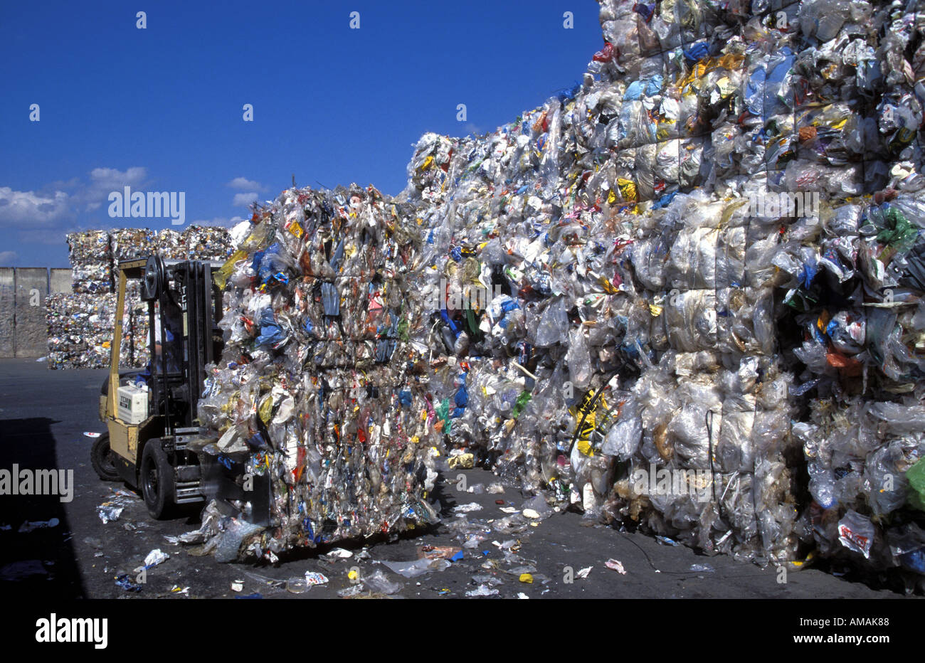 Germania Berlino pile di plastica ordinati presso un deposito di riciclaggio Foto Stock