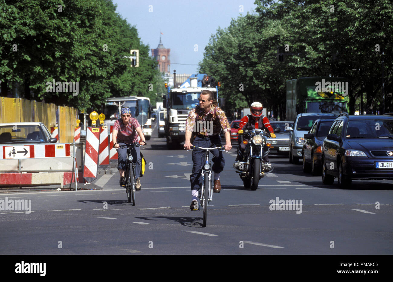 Germania Berlino ciclisti e il traffico su un ampio viale centrale Unter den Linden Foto Stock