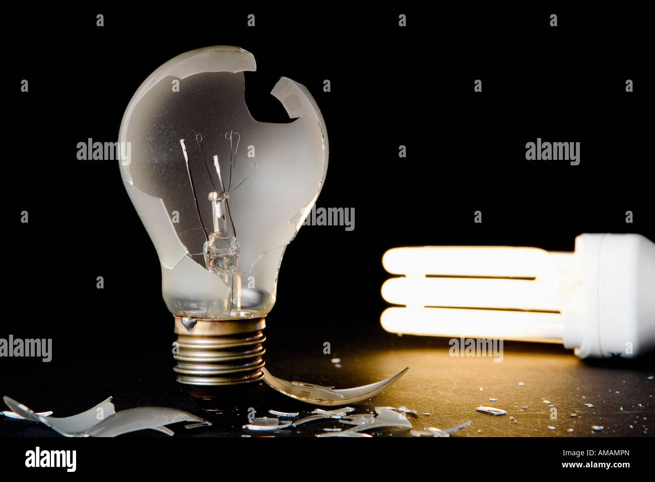 La rottura di una lampadina elettrica e una lampadina accesa Foto Stock