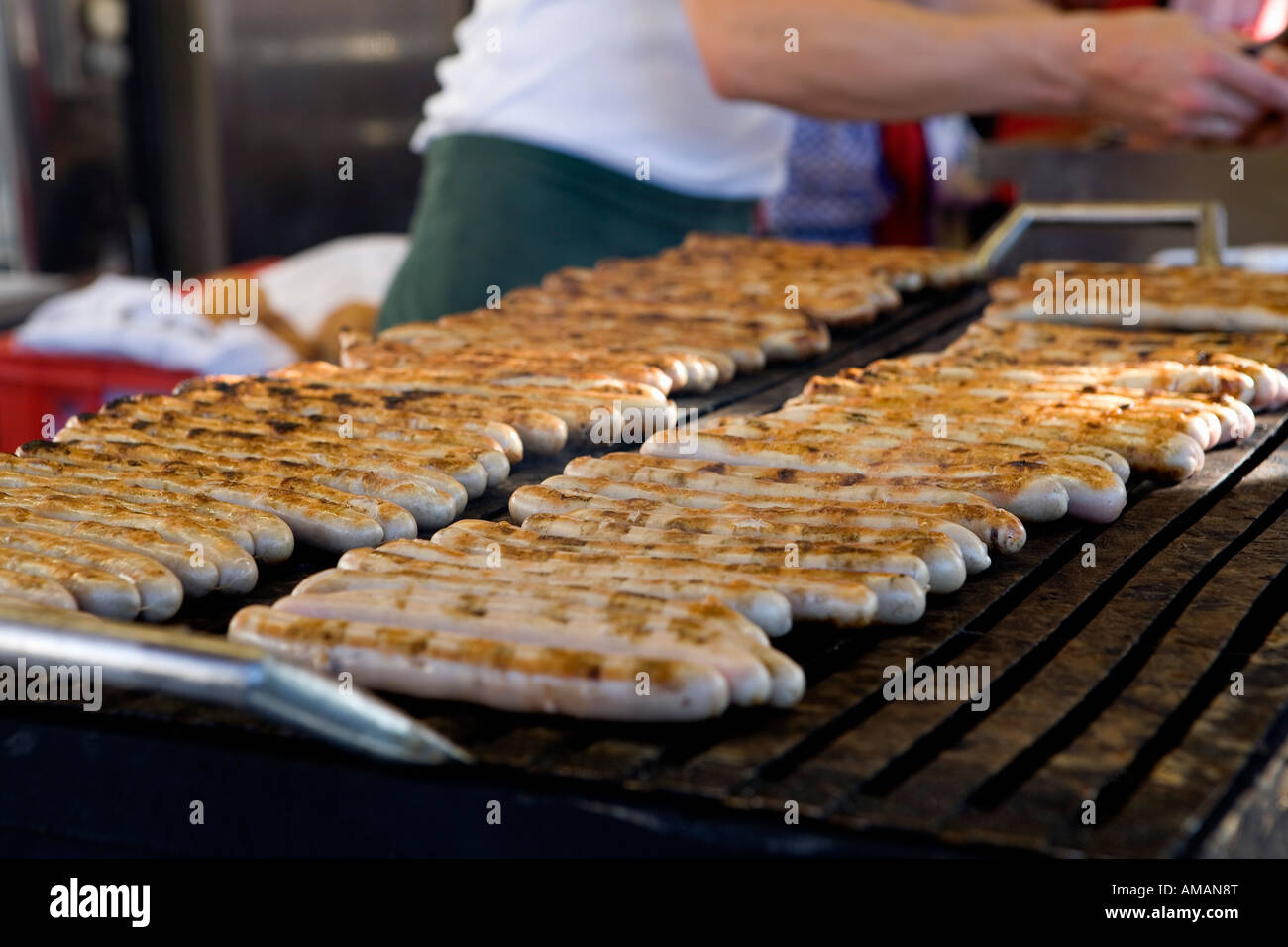 Salsicce cottura su un Barbecue Grill Foto Stock