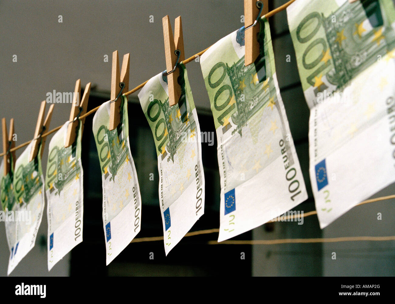 Un centinaio di banconote in euro appeso su una linea di lavaggio Foto Stock