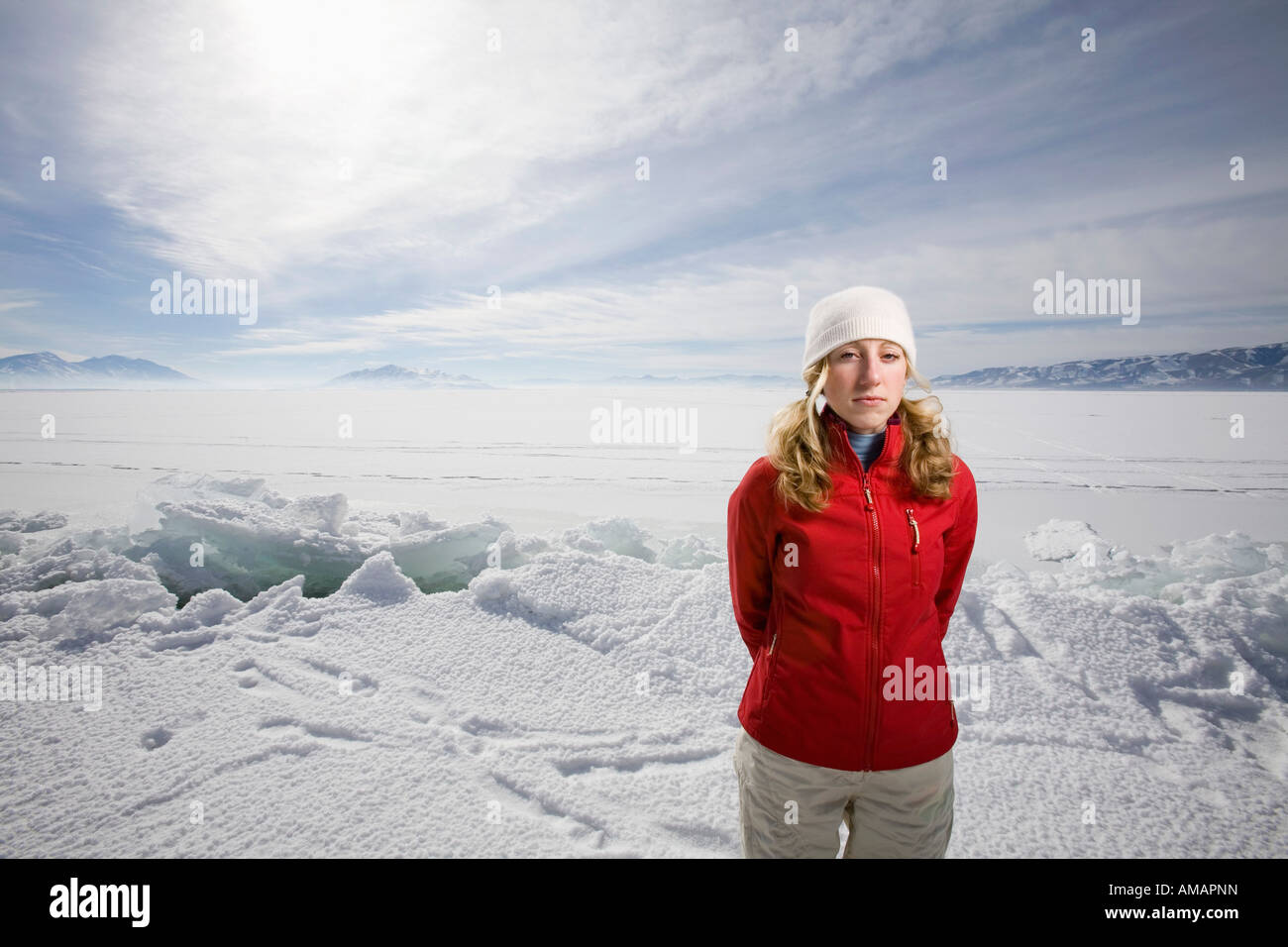 Una donna in piedi nella neve Foto Stock