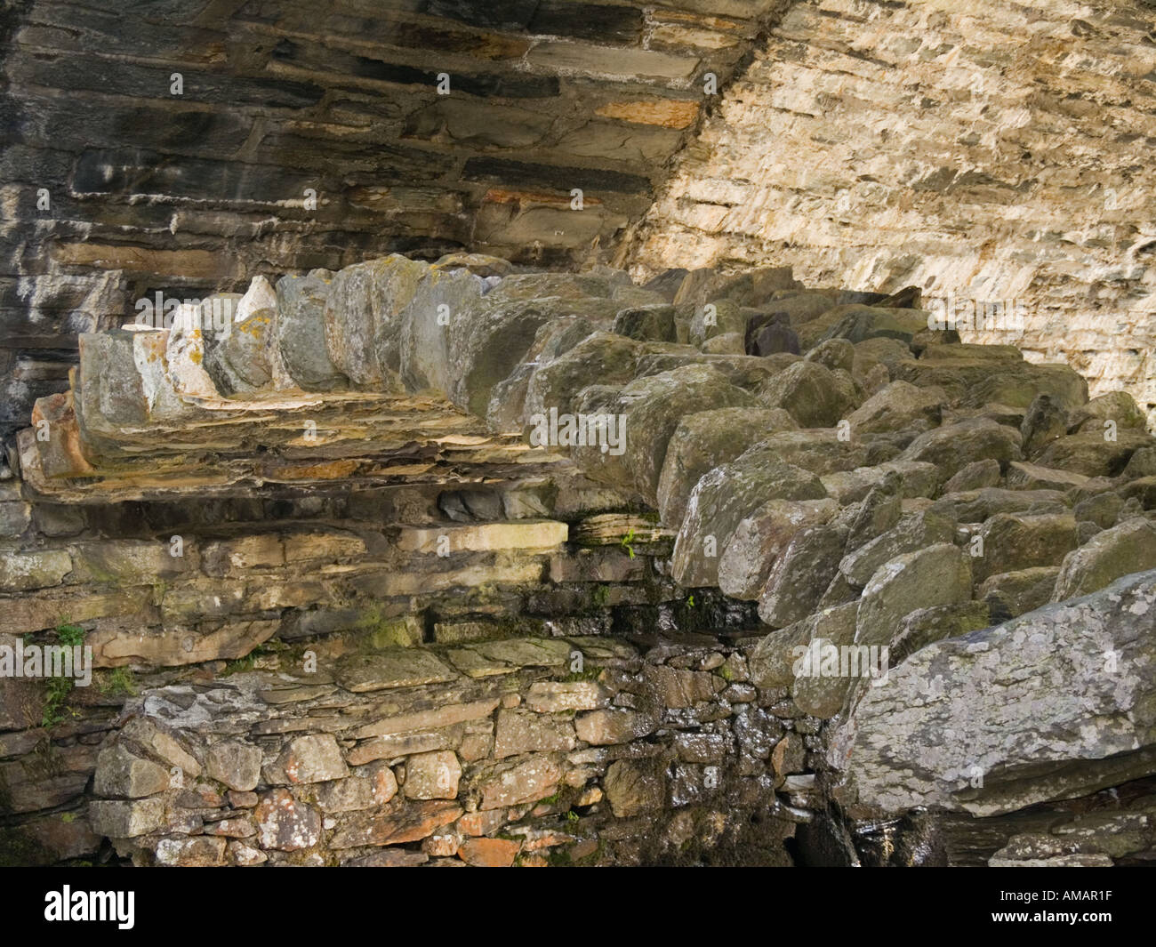 Il vecchio ponte PACKHORSE nascosta al di sotto di un5 road a Pont Pen y benglog in Snowdonia "Parco Nazionale" Ogwen Gwynedd North Wales UK Foto Stock