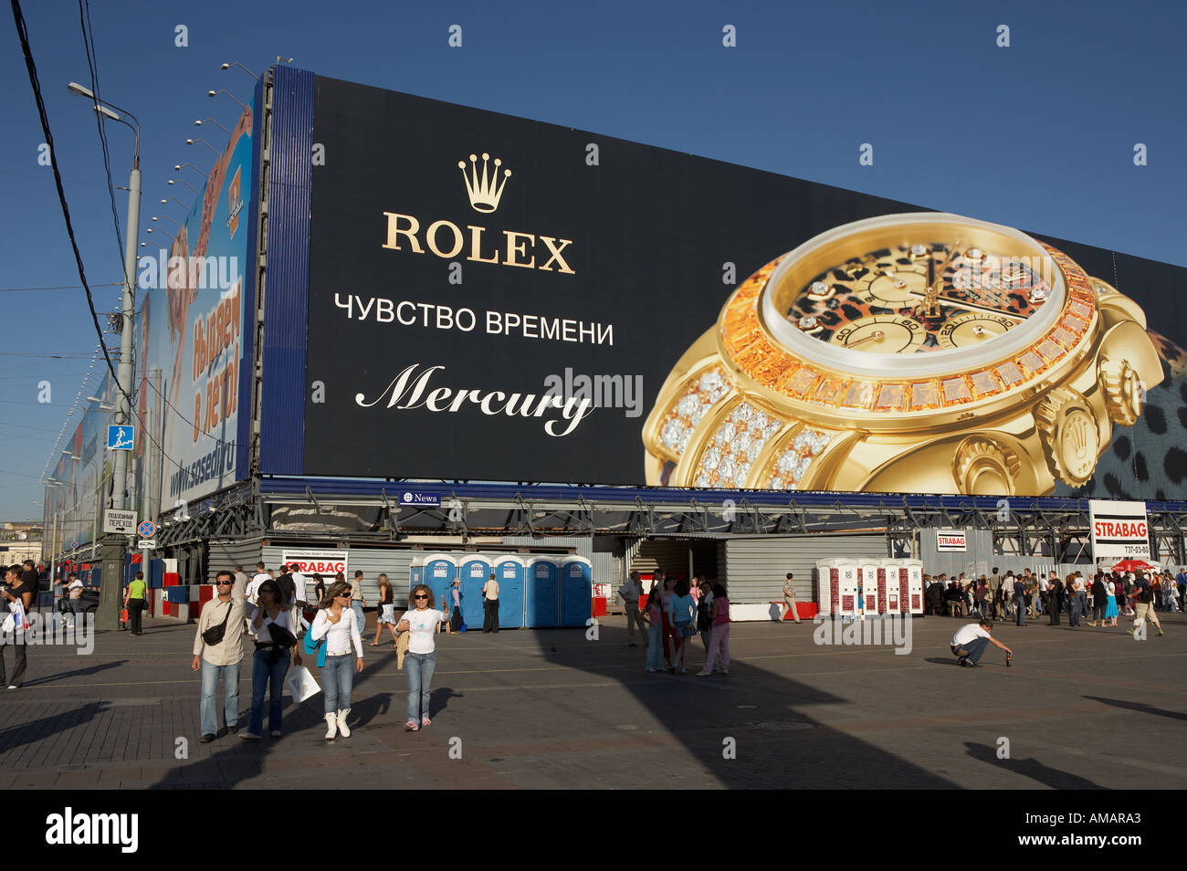 Grande orologio Rolex la pubblicità e la folla di gente in Manezhnaya Square Mosca Russia Foto Stock