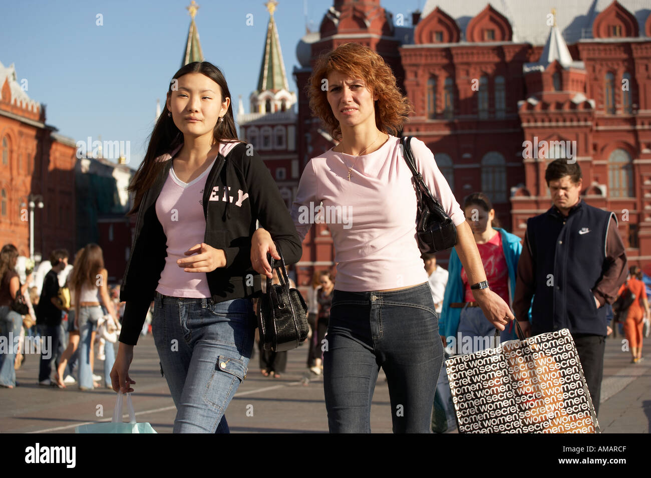 La folla in Manezhnaya Square Mosca Russia Foto Stock