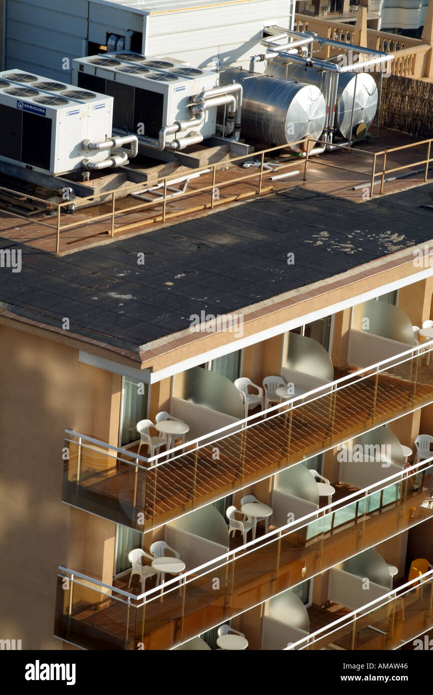 Acqua Aria condizionata Riscaldamento potenza energetica su spagnolo hotel  roof fabbricazione europea fabbricati Foto stock - Alamy