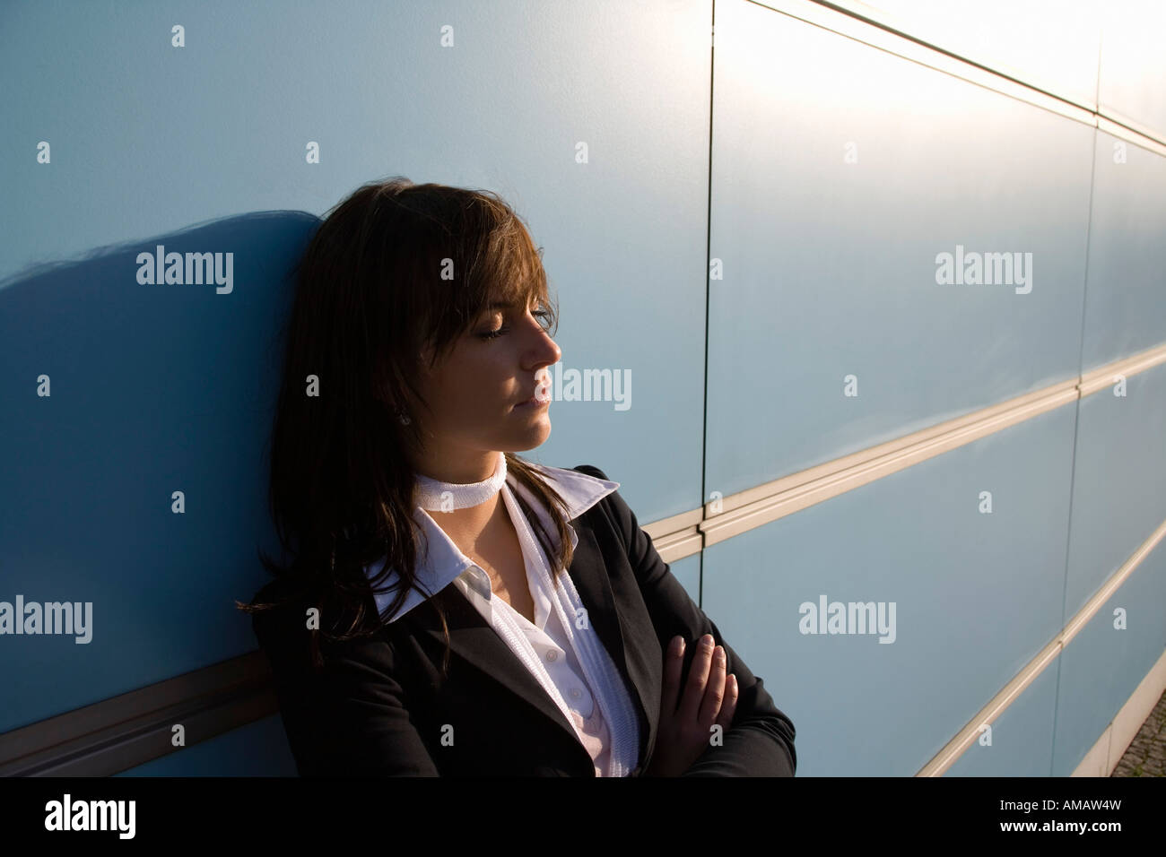 Una donna in appoggio al sole Foto Stock