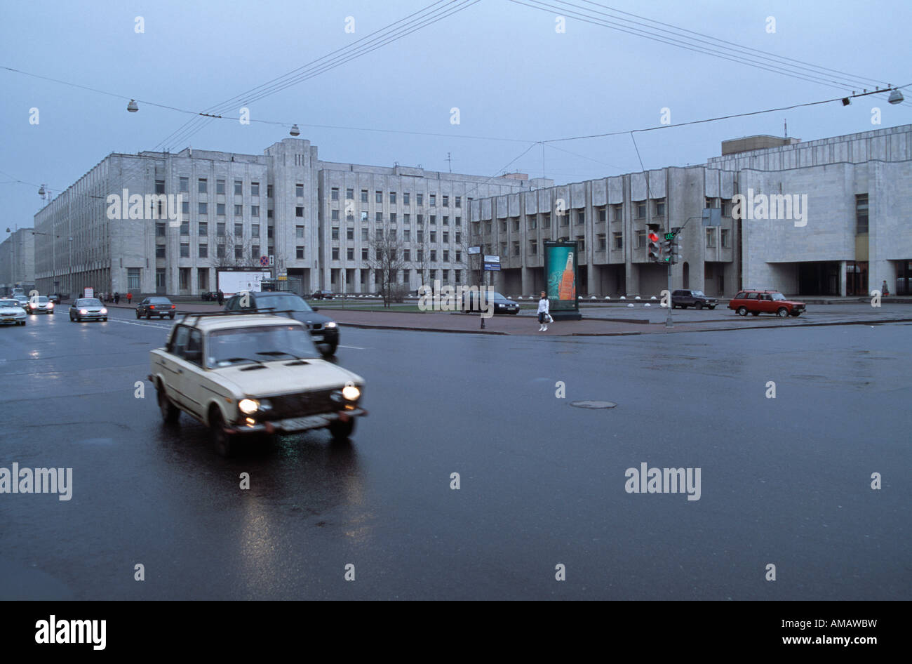 Vetture guida su un Nuvoloso Giorno in Russia Foto Stock