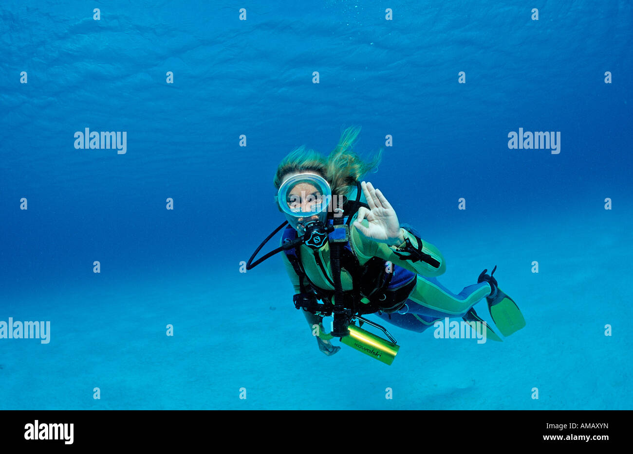 Scuba Diver mostra o segnale K Antille Olandesi Bonaire Mar dei Caraibi Foto Stock