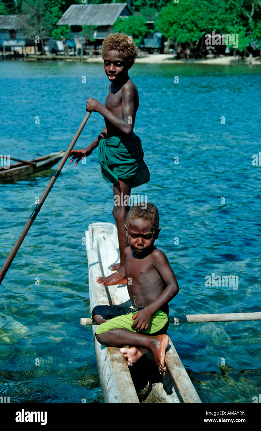 I bambini in una barca Outrigger Papua Nuova Guinea Nuova Irlanda Kavieng Foto Stock