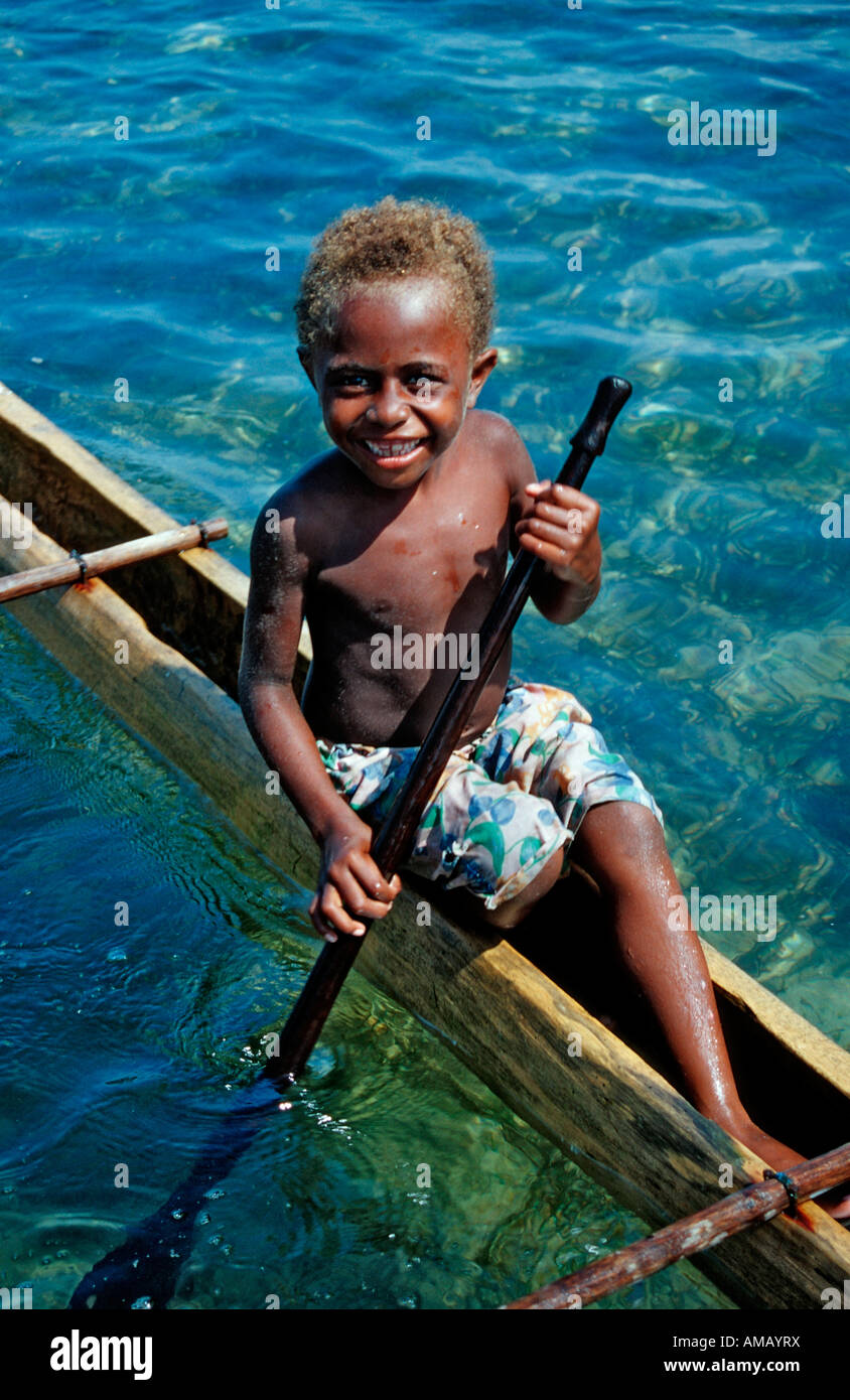 I bambini in una barca Outrigger Papua Nuova Guinea Nuova Irlanda Kavieng Foto Stock