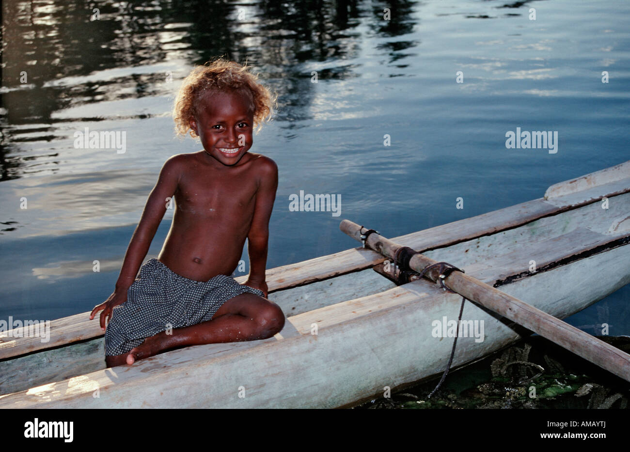 I bambini in una barca Outrigger Papua Nuova Guinea Nuova Irlanda Kavieng Foto Stock