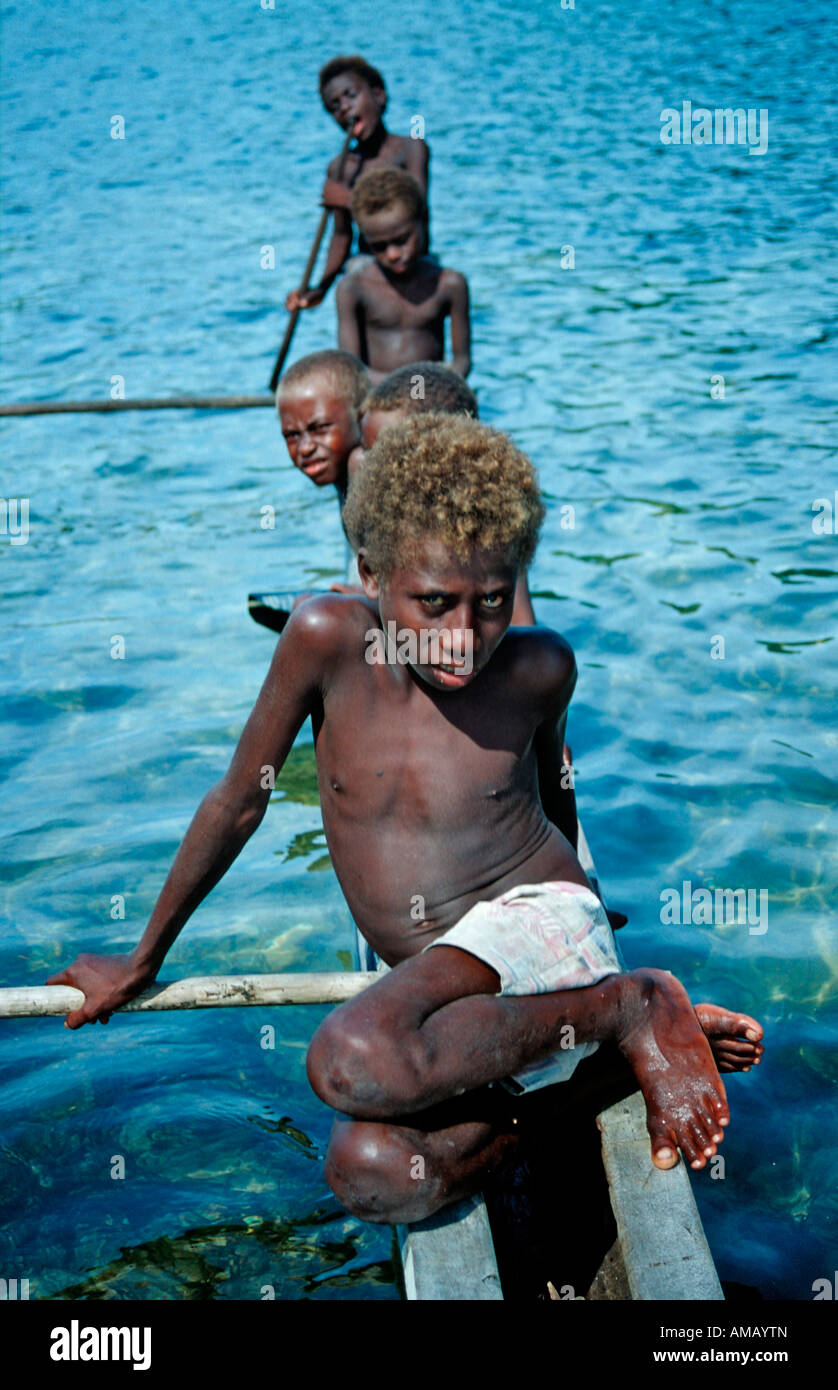 I bambini in una barca Outrigger Papua Nuova Guinea Nuova Irlanda Kavieng Foto Stock