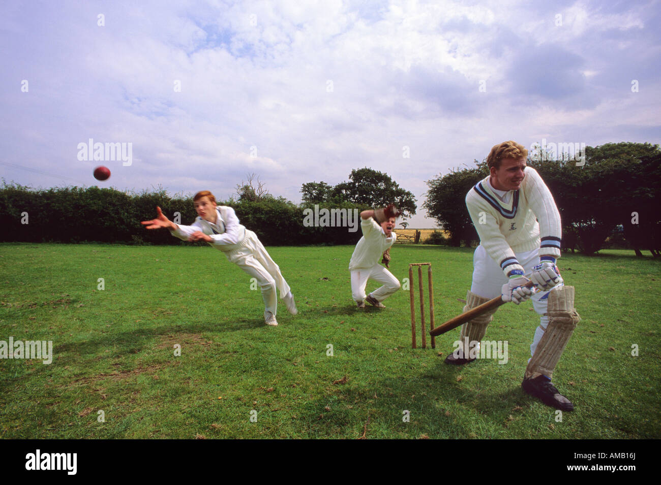 Fielder immersioni subacquee per tener fermo da un bordo del battitore bat durante la partita di cricket nel villaggio di Scholes leeds Yorkshire Regno Unito Foto Stock