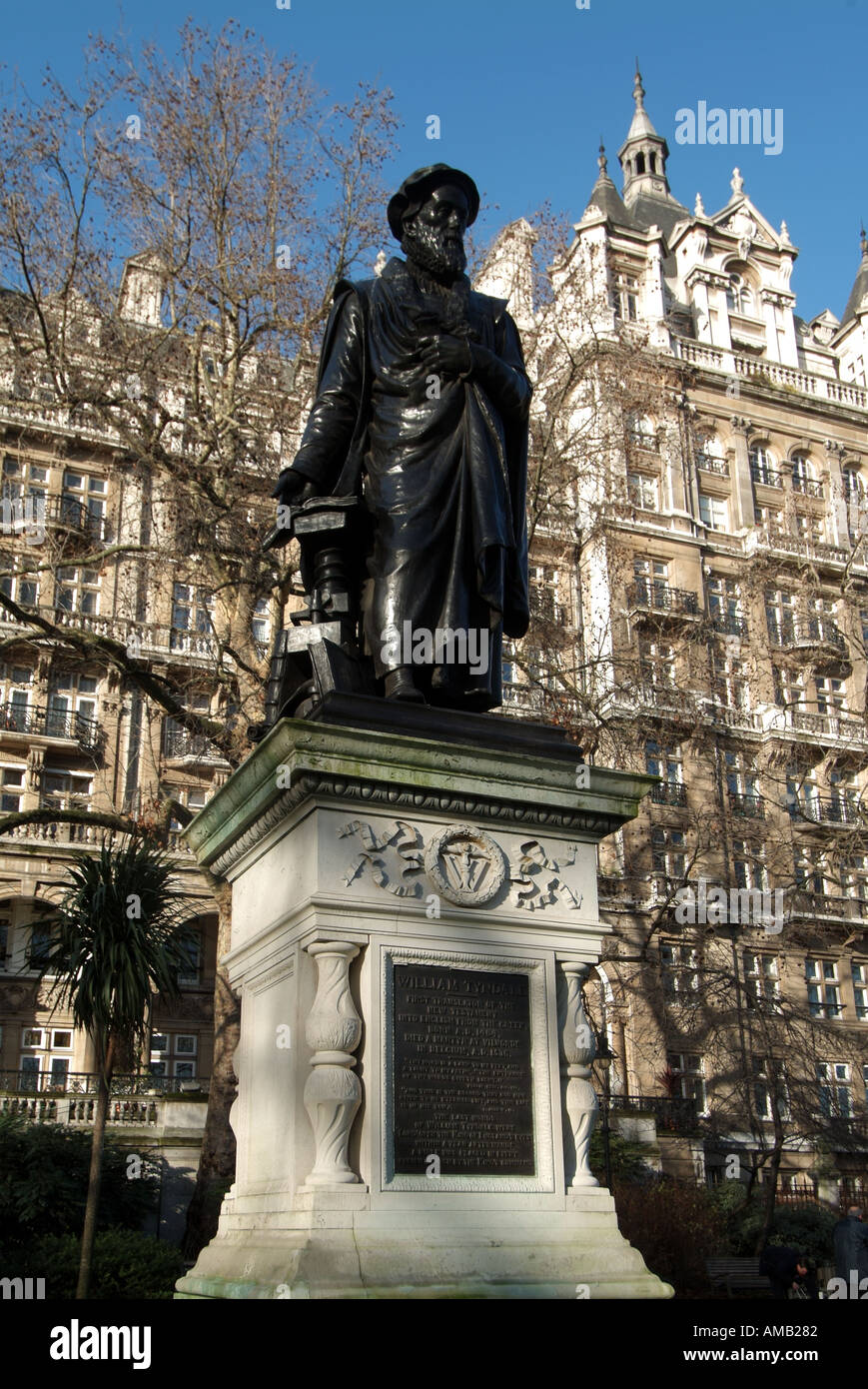 Statua in giardini sul Victoria Embankment di William Tyndale inglese traduttore biblico riformatore religioso scrittore Londra Inghilterra REGNO UNITO Foto Stock