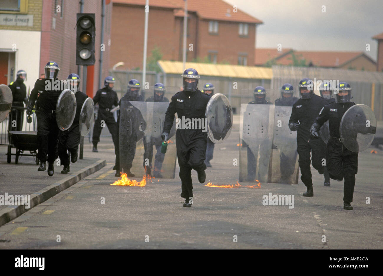 Metropolitan Ufficiali della Polizia in fase di ordine pubblico Formazione, Hounslow, Middlesex, Regno Unito. Foto Stock
