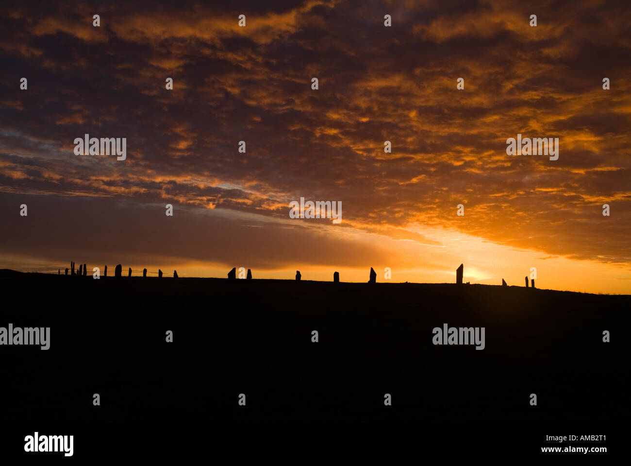 dh Neolitico in piedi pietre ANELLO DI BRODGAR ORKNEY arancione tramonto cielo nuvoloso crepuscolo scottish siti storici regno unito henge cerchio scozia sito unesco Foto Stock