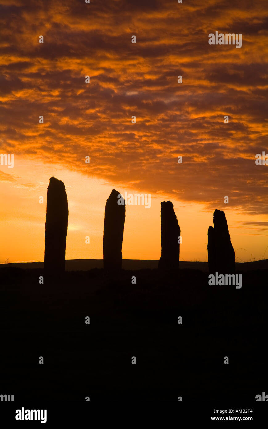 anello dh DI BRODGAR ORKNEY Scozia pietre neolitiche in piedi arancione e grigio tramonto nuvoloso crepuscolo cielo patrimonio dell'umanità sito antico megalito brogar Foto Stock