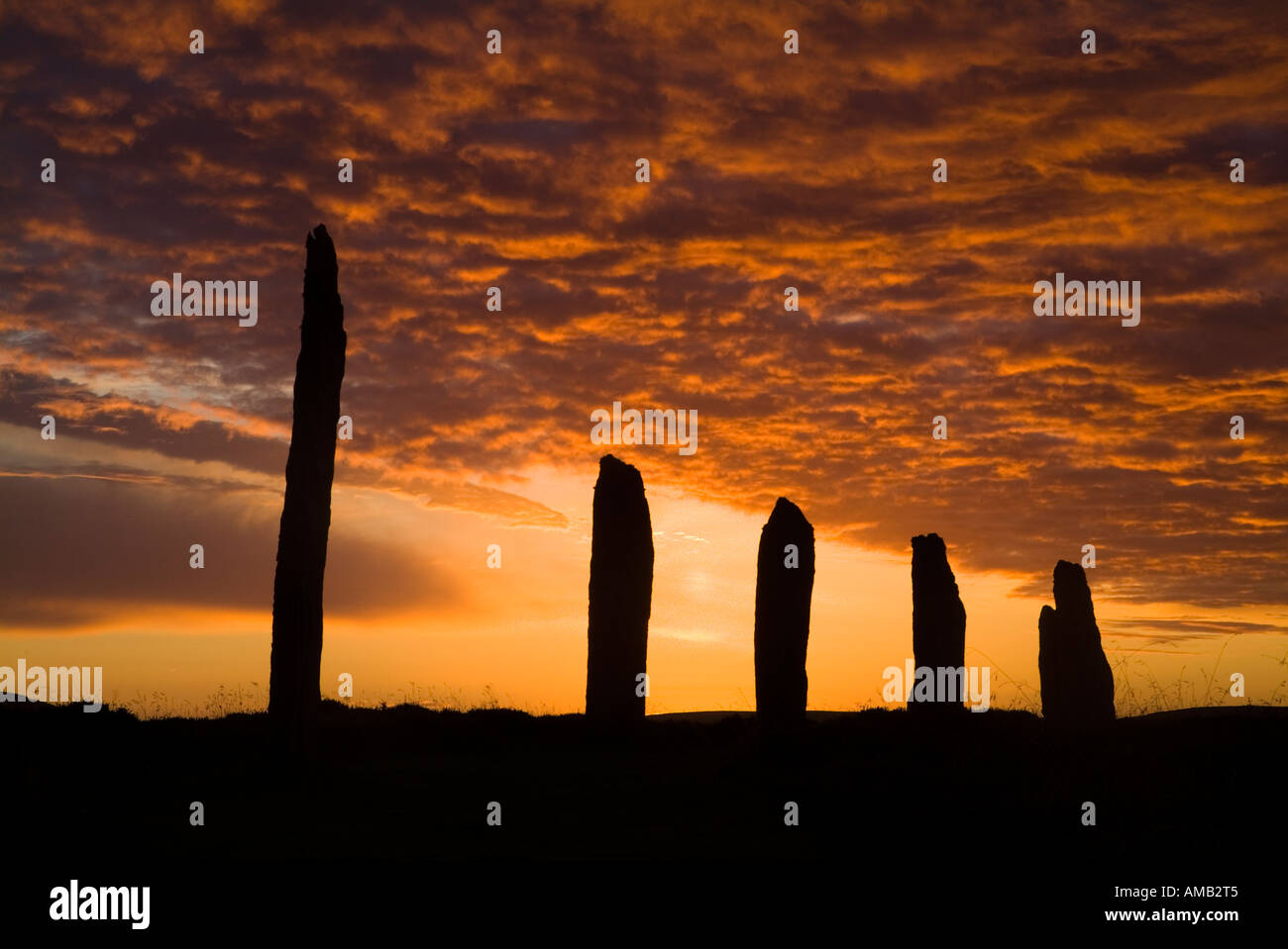 dh ANELLO DI BRODGAR ORKNEY Antica Gran Bretagna Neolitico pietre in piedi arancione tramonto cielo bronzo età sito patrimonio mondiale unesco scozia notte Foto Stock