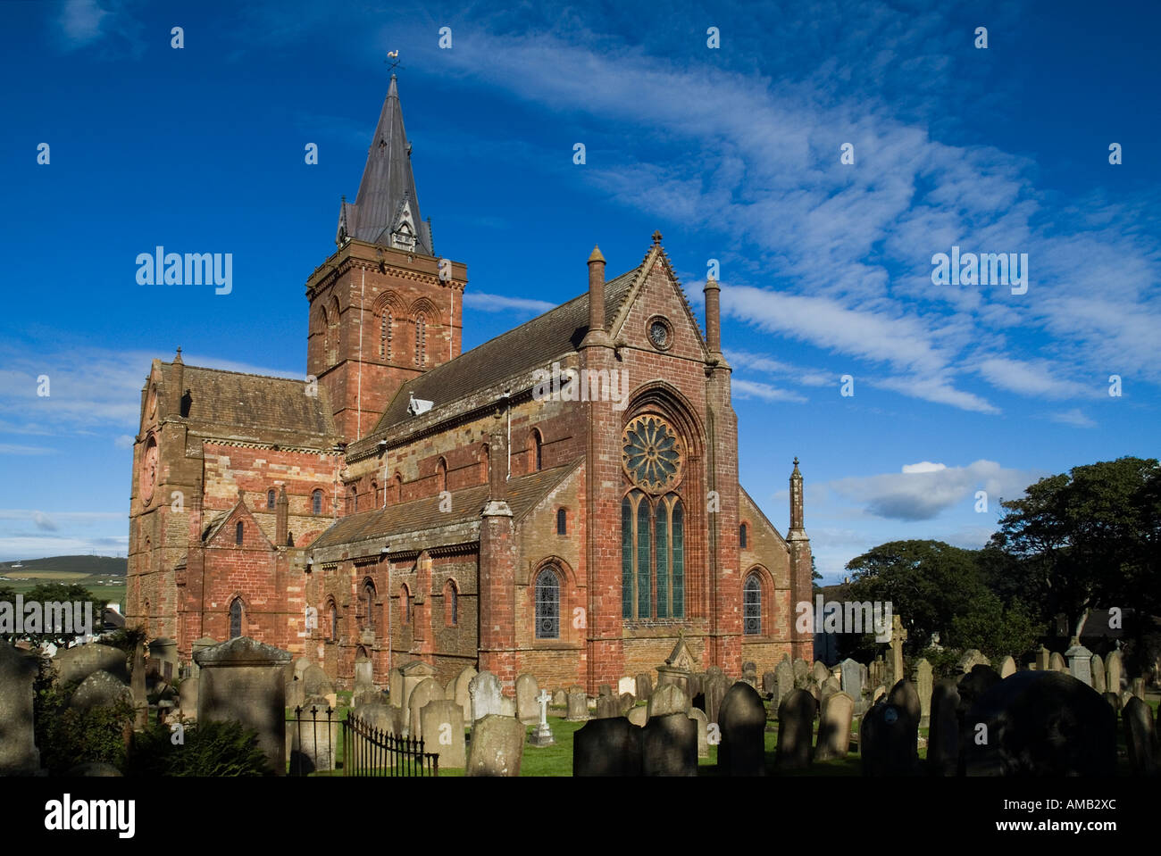 cattedrale di dh St Magnus KIRKWALL ORKNEY lato est della cattedrale e del cimitero patrimonio orkneys cattedrali scozzesi Foto Stock