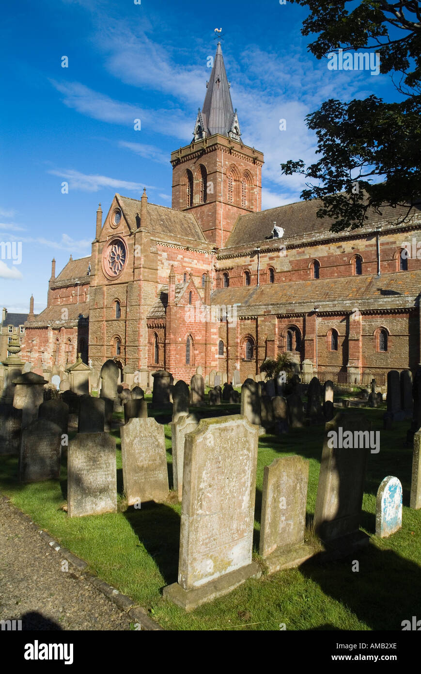 dh St Magnus Cathedral KIRKWALL ORKNEY lato sud della cattedrale con Rosone e patrimonio cimitero Foto Stock