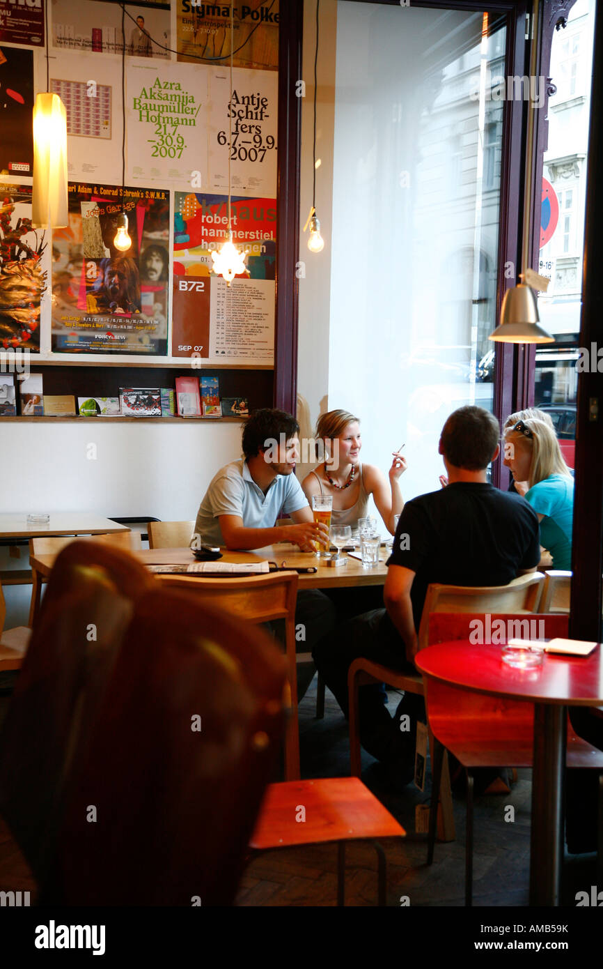 Agosto 2008 - la gente seduta al quartiere alla moda di Das Mobel cafe Vienna Austria Foto Stock