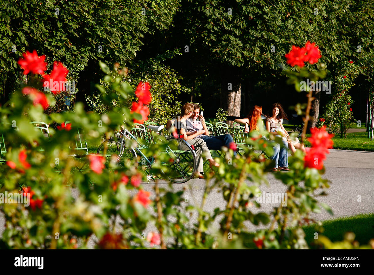 Agosto 2008 - la gente seduta al parco Volksgarten Vienna Austria Foto Stock