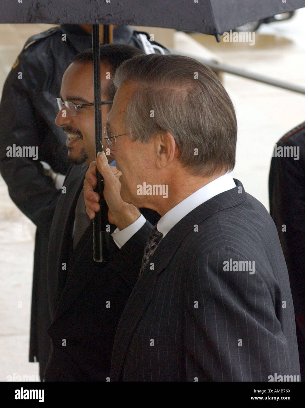 Il Segretario della Difesa Donald Rumsfeld H entra nel Pentagono con Barain s Crown Prince Shaikh Salman bin Hamad Al Khalifa nel lavare Foto Stock