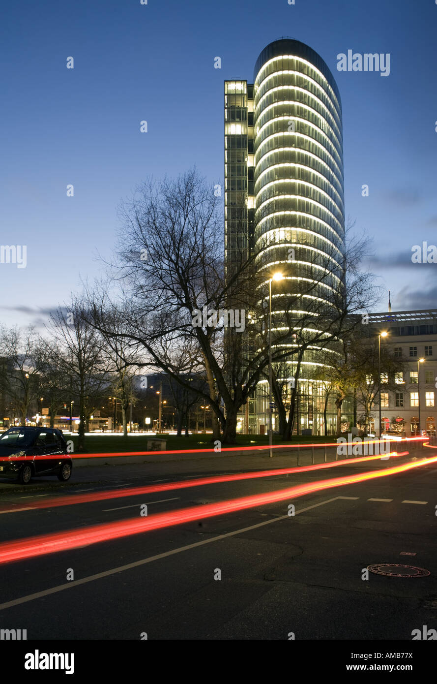 Edificio per uffici a Dusseldorf in serata, completamente illuminato, vista dalla Königsallee, una lunga esposizione Foto Stock