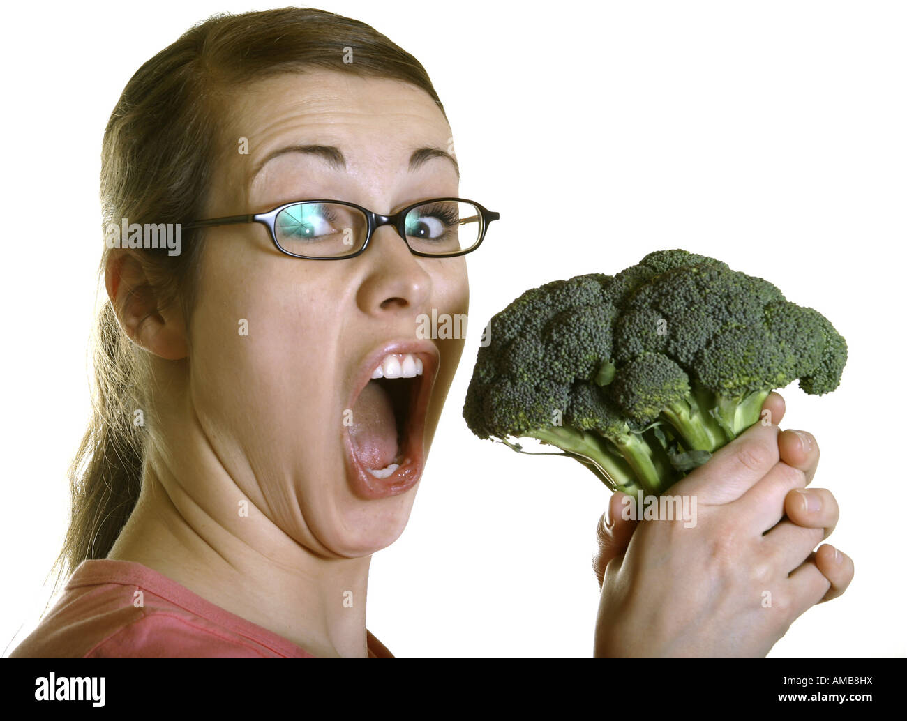 Italiano di broccoli, broccoletti (Brassica oleraceae var. italica), giovane donna con broccoli cercando istericamente verso Foto Stock