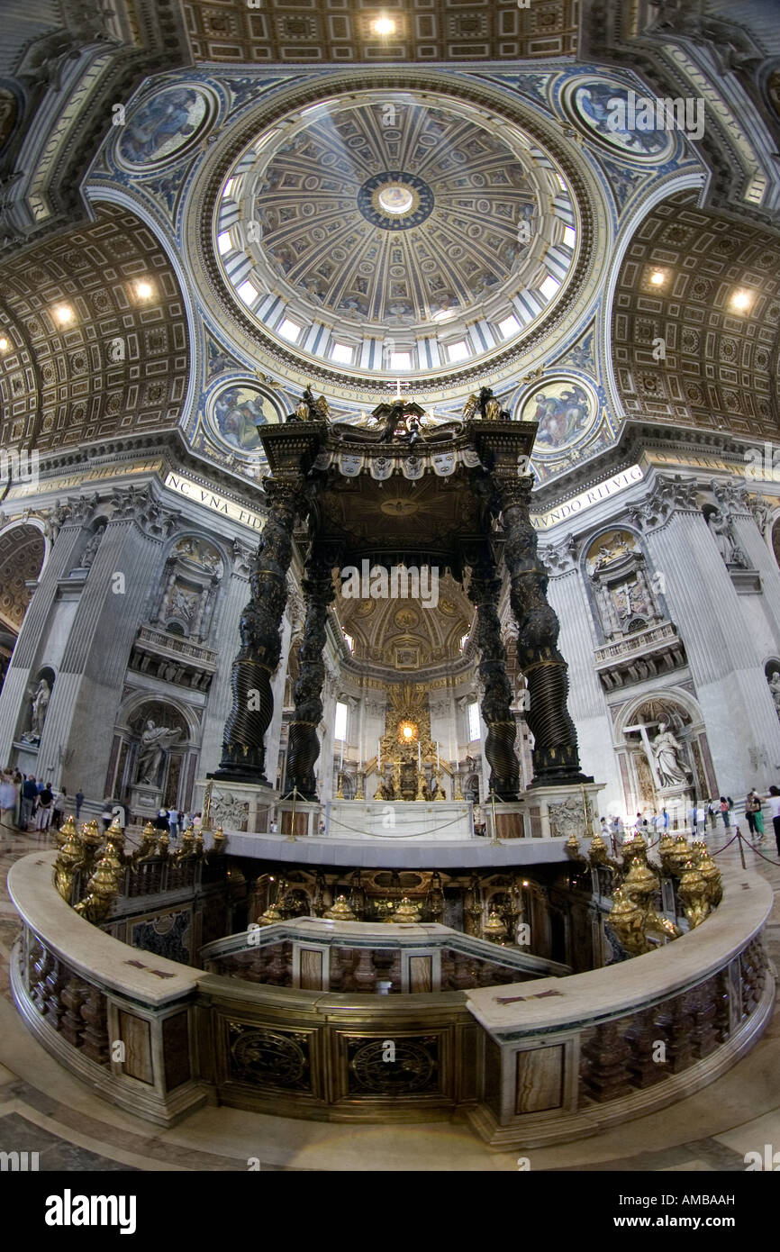 Altare maggiore nella Basilica di San Pietro e la Città del Vaticano, Roma Foto Stock