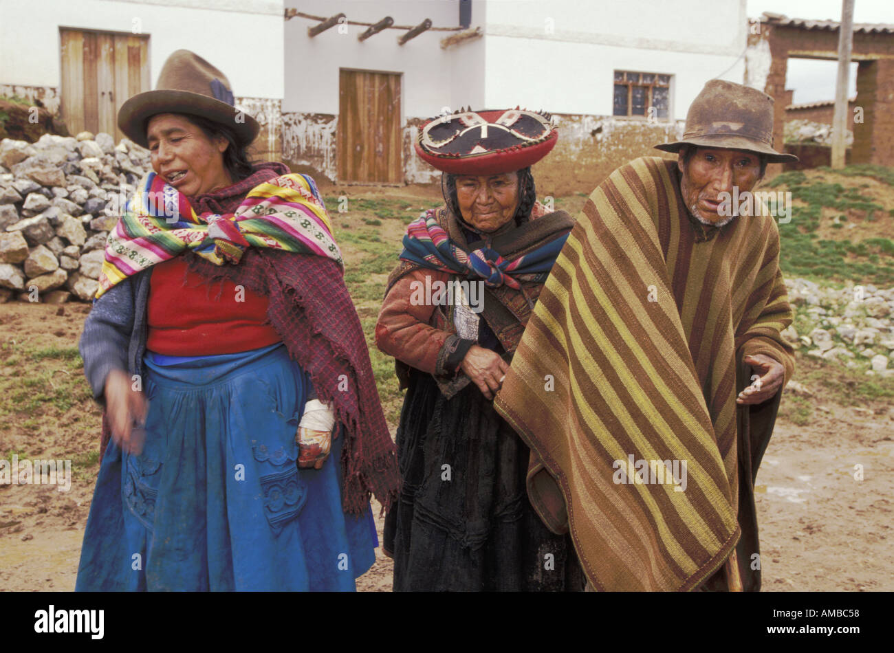 Tre Quechuan anziani nella valle sacra città di Chinchero Perù Foto Stock