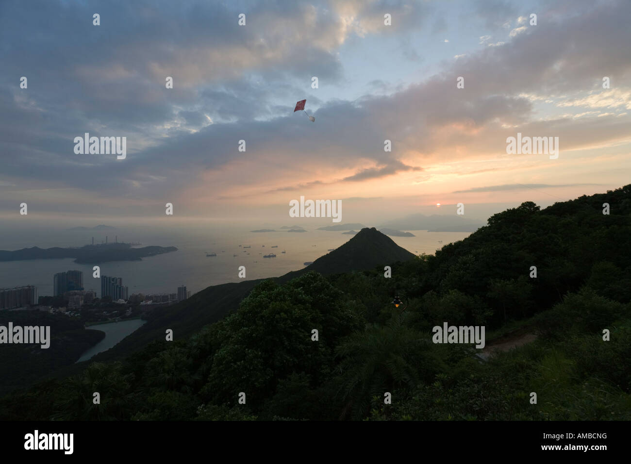 Il sole tramonta su Lantau e le isole in occidentali si avvicina a Hong Kong Foto Stock