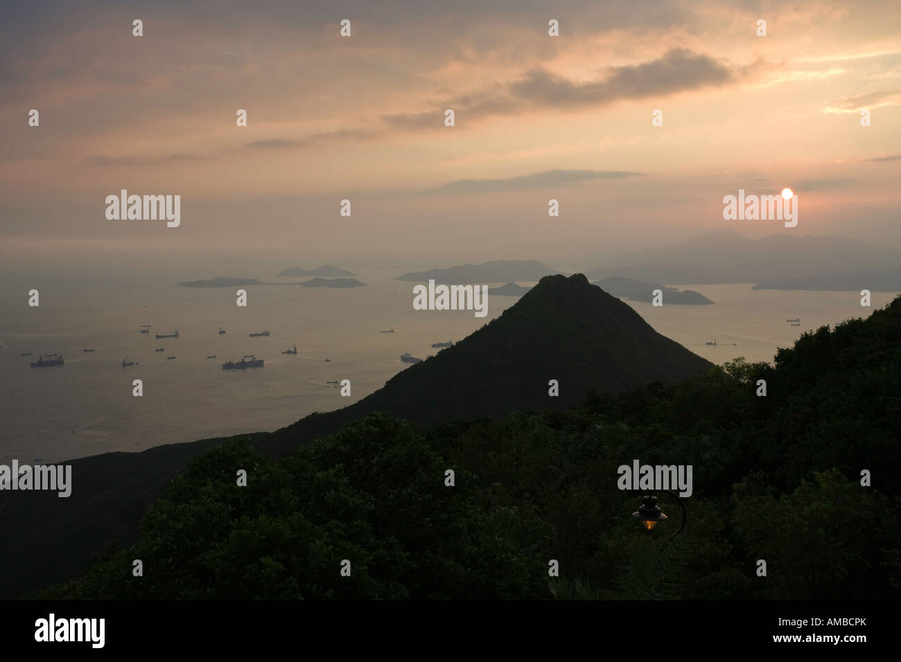 Il sole tramonta su Lantau e le isole in occidentali si avvicina a Hong Kong Foto Stock