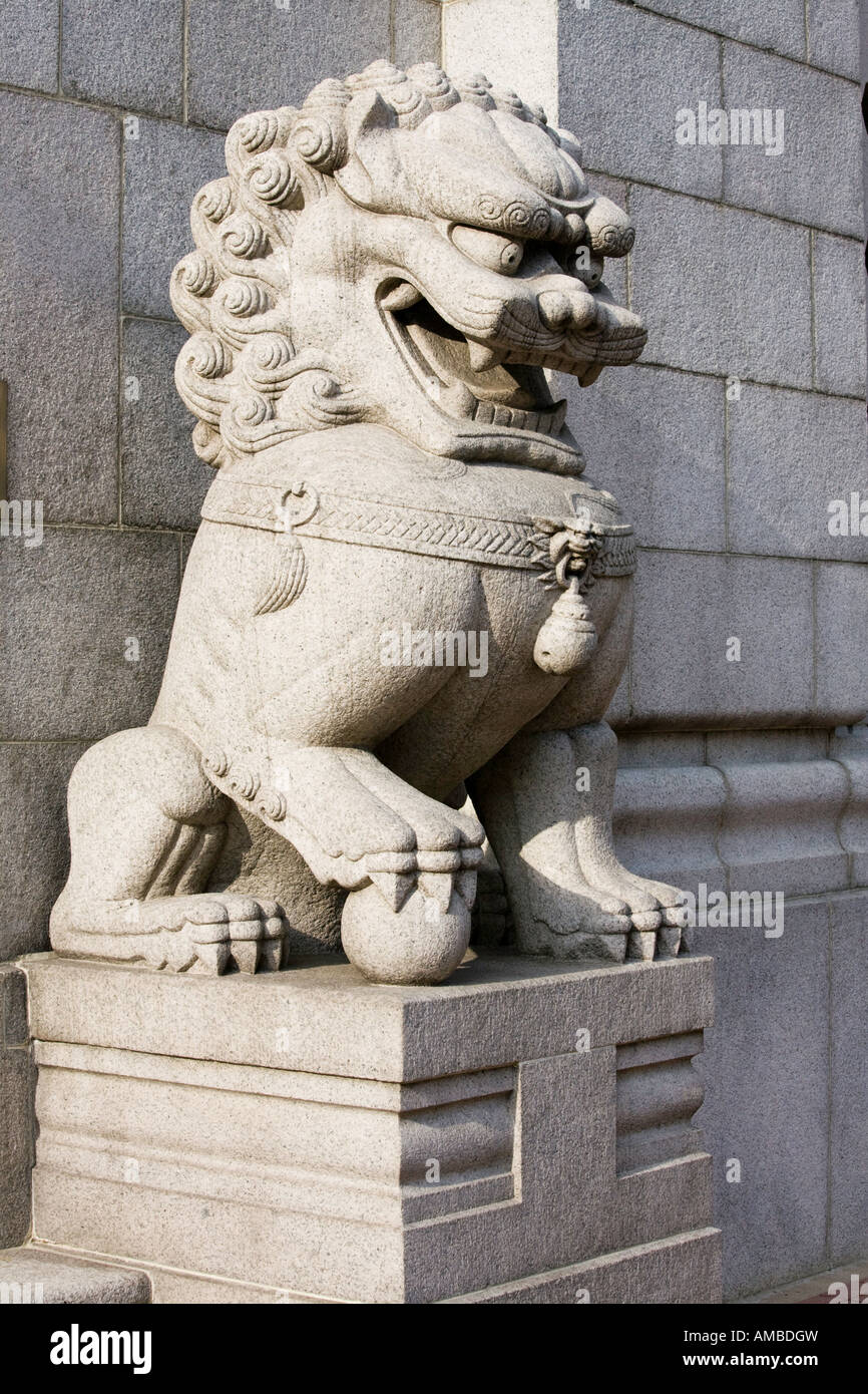 Cinese tradizionale lion al di fuori della ex Banca di Cina edificio, Des Voeux Road, Hong Kong, Cina Foto Stock