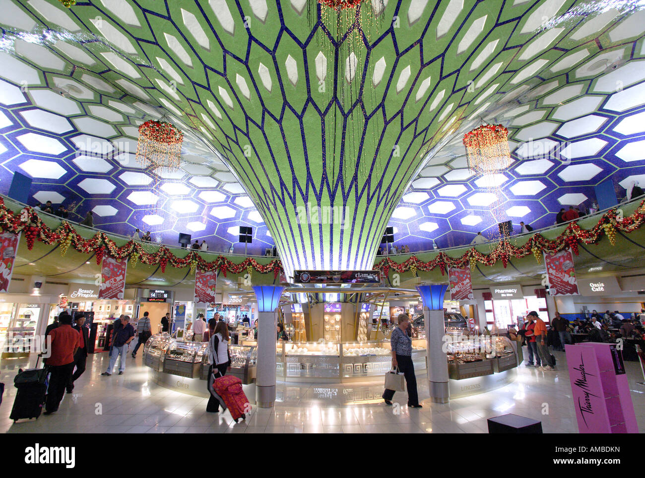 Emirati Arabi Uniti: Terminal 1 sala di transito e negozi duty free all'Aeroporto Internazionale di Abu Dhabi Foto Stock