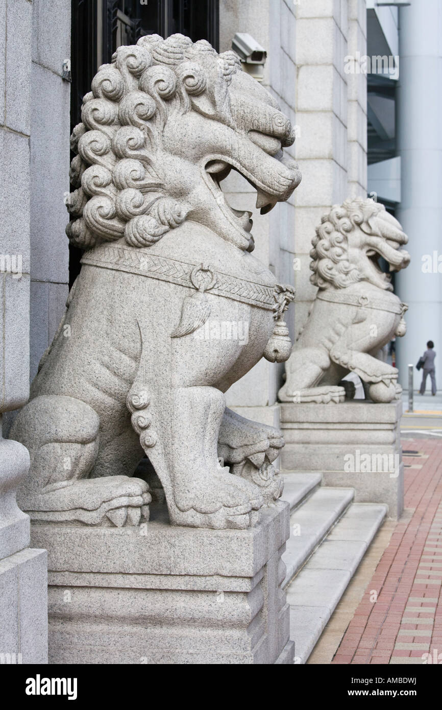 Cinese tradizionale i Lions al di fuori della ex Banca di Cina edificio, Des Voeux Road, Hong Kong, Cina Foto Stock