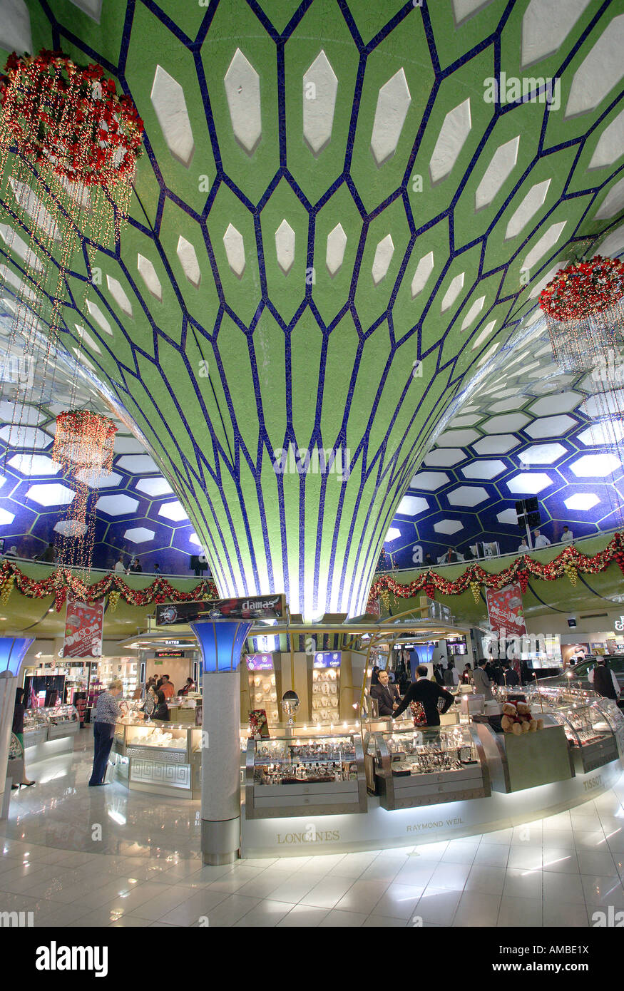Emirati Arabi Uniti: transito hall e negozi duty free all'Aeroporto Internazionale di Abu Dhabi Foto Stock