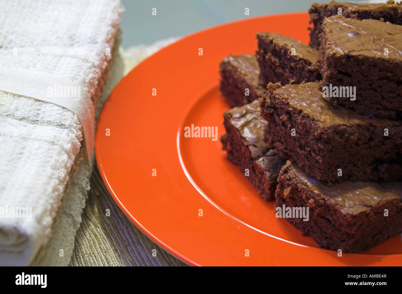 Delizioso brownie al cioccolato impilati su una targhetta rossa. Foto Stock