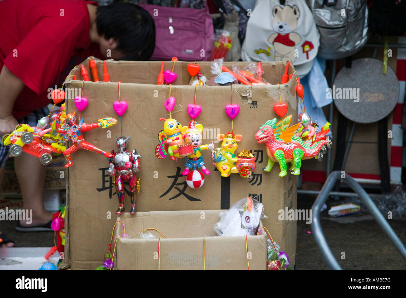 A buon mercato dei giocattoli di plastica per la vendita nel mercato di Wanchai Hong Kong Foto Stock
