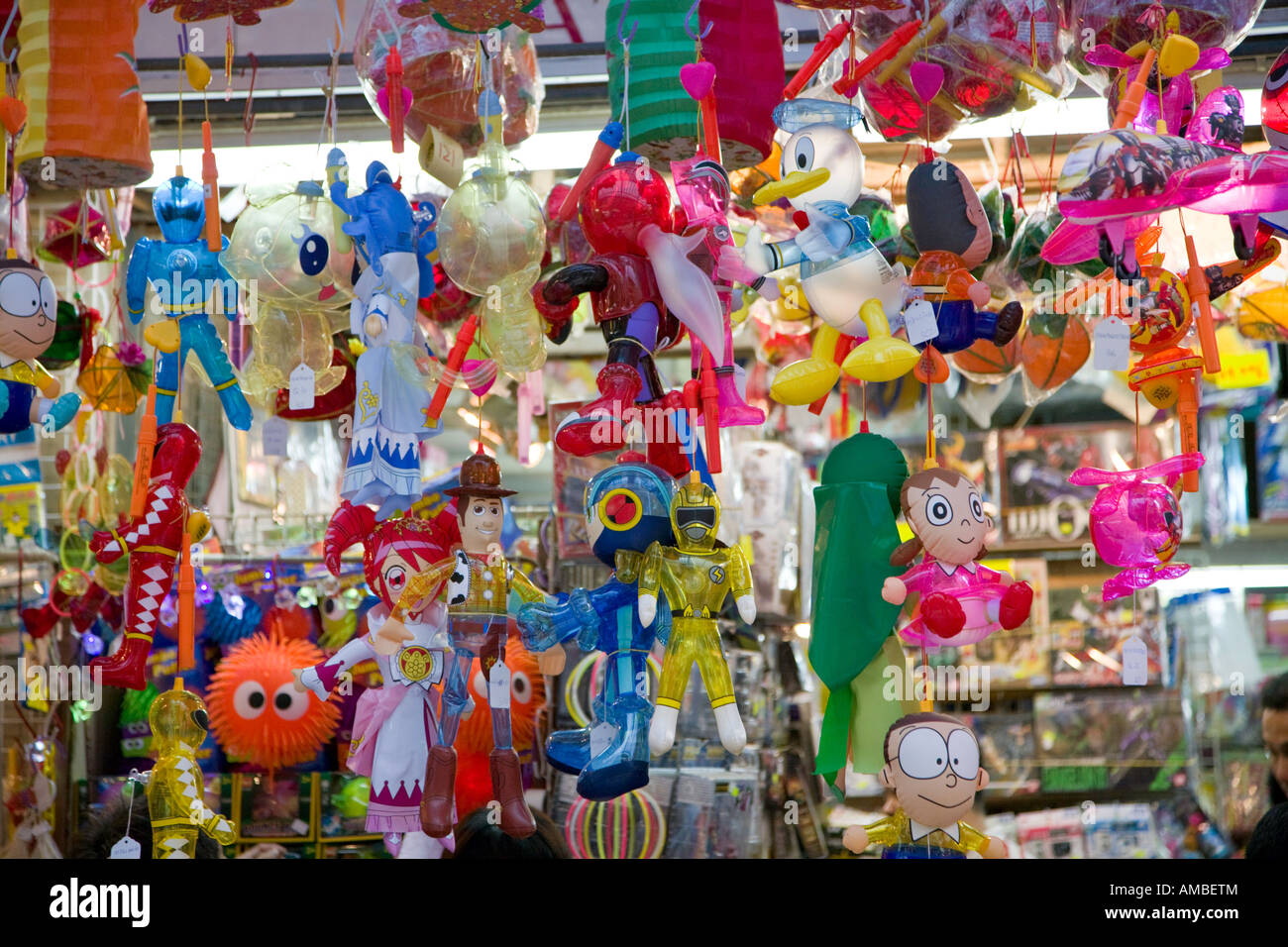 Lanterne e giocattoli di plastica per la vendita appena prima della metà autunno festival di Hong Kong, Cina Foto Stock