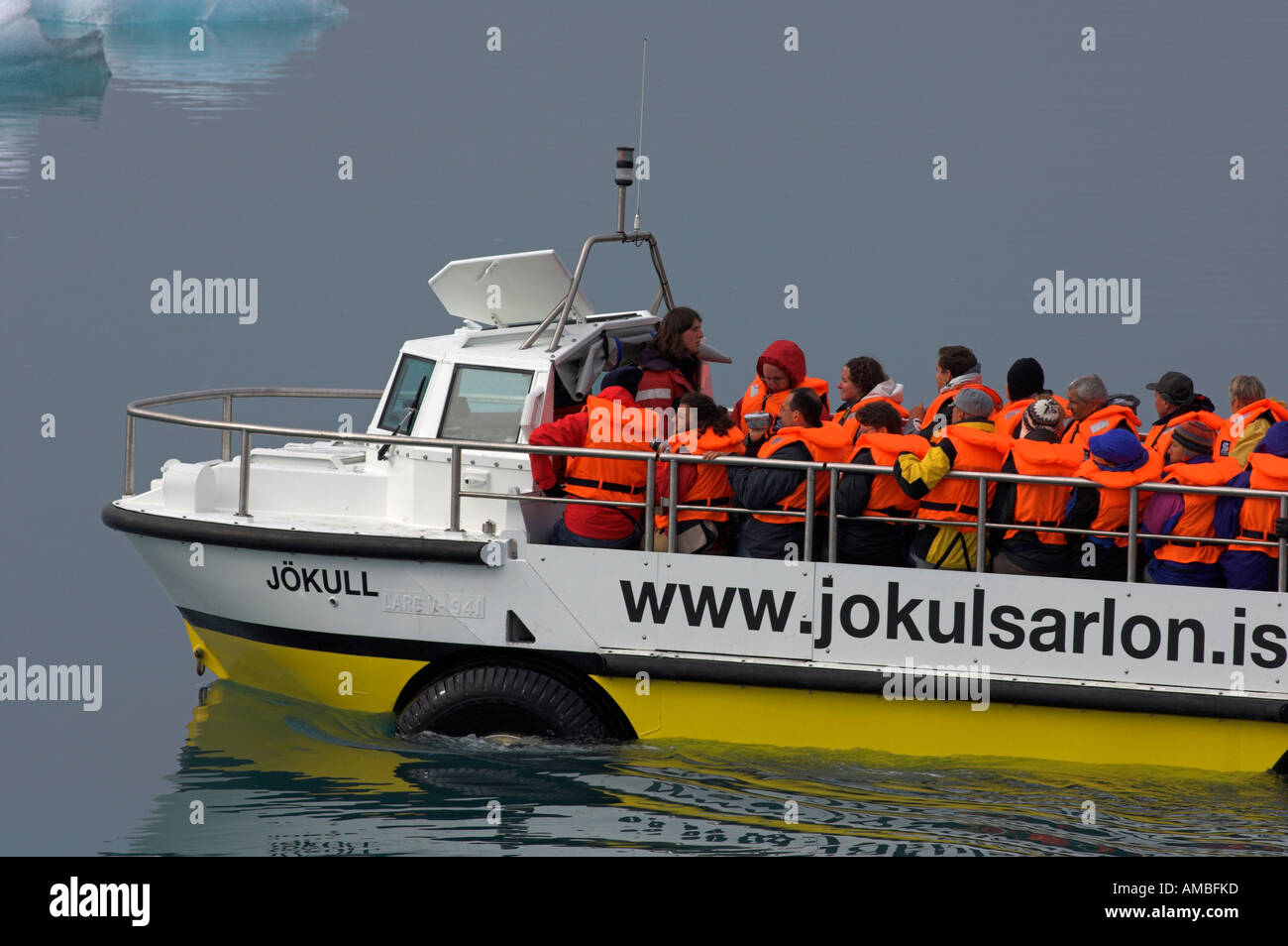 Imbarcazione turistica presso il Glacier Vatnajoekull e lago glaciale Jokulsarlon Islanda Foto Stock